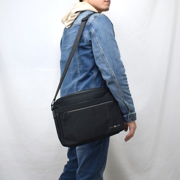 側背包 簡約黑色右下藍白紅小標包包NZC31