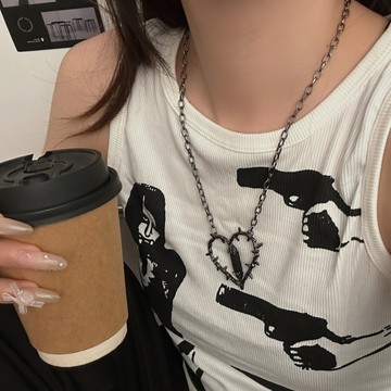 【台灣公司 可打統編】免運 暗黑哥特風個性荊棘愛心吊墜項鏈女小眾潮流朋克時尚鎖骨鏈配飾 可開發票 全館五折 工廠現貨直銷 新品特價 z9211