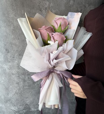 三朵玫瑰與滿天星花束-春芽紫