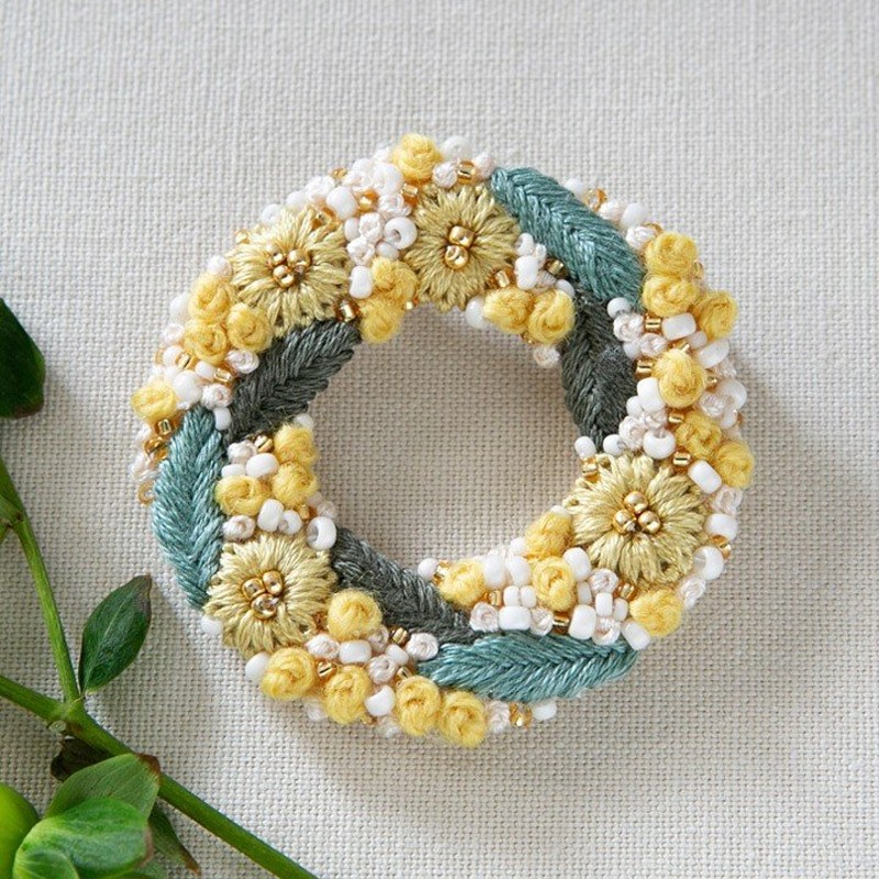 K.omonoさんの刺繍アクセサリーキット hanabatake ブローチ yellow 