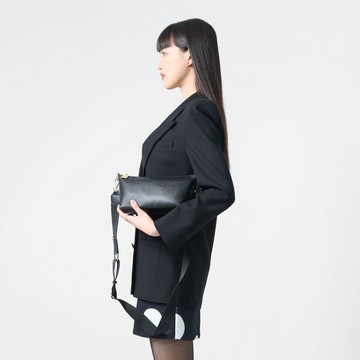 DOT 真皮船型斜背包 - 淺沙色/簡約黑