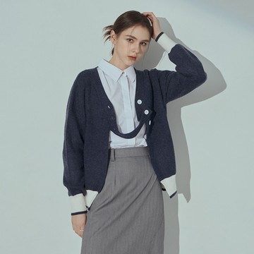 【MASTINA】鈕釦造型領口長袖針織衫 藍 卡 (魅力商品)