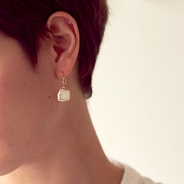 耳针·淡水珍珠和14KGF耳针，採用具有自然感的巴洛克式珍珠·巴洛克式Pr01