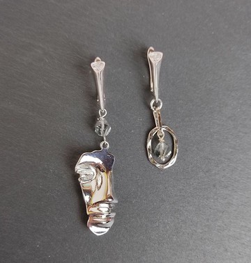 不對稱臉耳環 鍍白金色水晶耳環 垂墜墜落宣言