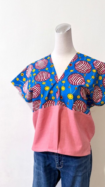 藍底紅白旋轉條紋圓圈黃色圓點撞色粉紅下擺打褶造型四角衣