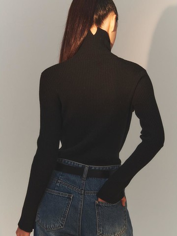 Essential Turtleneck Pullover - Black