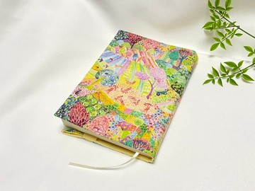 文庫本封面｜花開滿徑的散步道