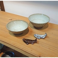 熊本県の伝統的工芸品　ご飯茶碗(大1個・小1個)コイ箸置き(白1個・黒1個)セット