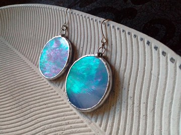 天藍色虹彩玻璃耳環。圓形圓形耳環紫羅蘭色耳環。