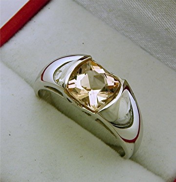 14K 白金戒指，鑲嵌 AAA 級摩根石，枕形棋盤切割，7x7 公釐，重達 1.49 克拉。