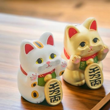 送隨機小禮物【保庇BOBEE】 保庇日版陶瓷招財貓 貼著玻璃的招財貓擺飾 招財小物 招財 招財擺飾 (顏色隨機出貨版)