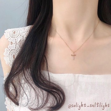 【SoLight鹽青】愛心翅膀十字架鑲鑽項鍊 SL224、SL225｜展翅飛翔 小眾氣質 福音禮品｜鑲嵌了閃耀的鑽石，增加了這件飾品的璀璨與吸引力，代表純潔的愛情和深情的關懷，而翅膀則隱喻著自由與守護