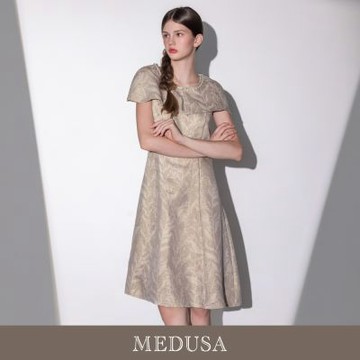 現貨【MEDUSA 曼度莎】卡其金絲提花披肩珍珠優雅A字小禮服（M-XL）｜小禮服 洋裝推薦 媽媽禮服