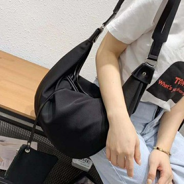 韓絲布料斜跨包新款夏季潮女包后背休閒胸包餃子形大容量包包 99購物節