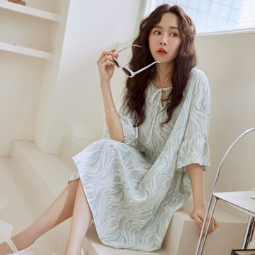 OB嚴選-小V領綁帶荷葉袖碎花短洋裝《DA10317-》