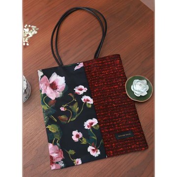 WinnieTang“新年小香風”羊毛肌理感面料拼接印花設計感單肩包