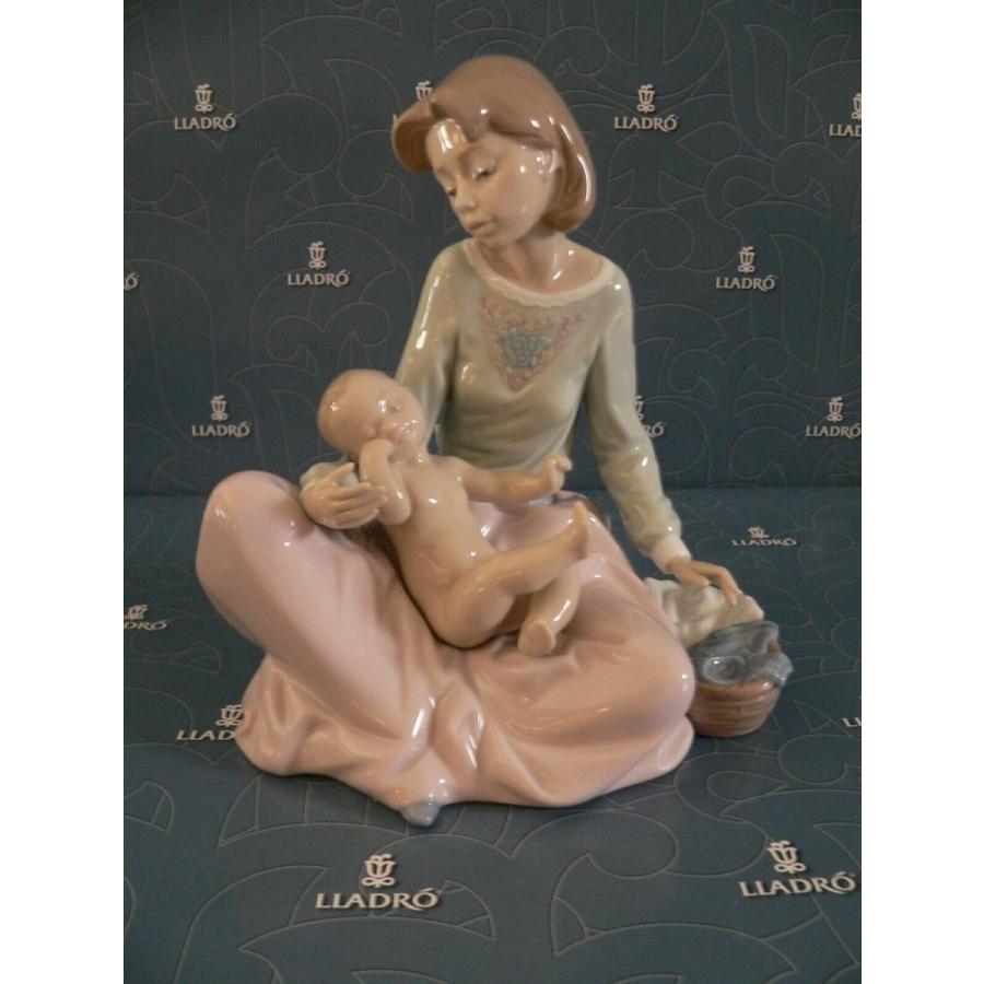 リヤドロ LLADRO MOTHER DRESSING THE BABY 5845 ***MINT IN BOX