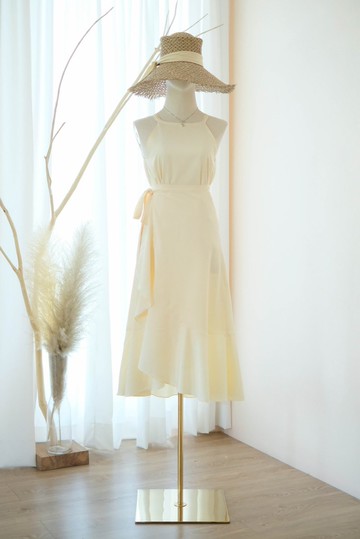 淺黃色兩件式上衣與裙子套裝