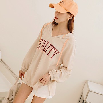 OB嚴選中大尺碼-仿麻棉跳色字母印花抽繩連帽長版上衣《AB18207》