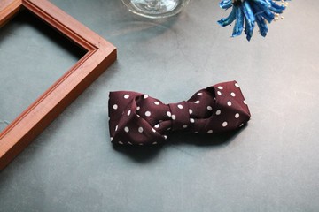 酒红色真丝波点领结结婚主持人八字结蝴蝶结