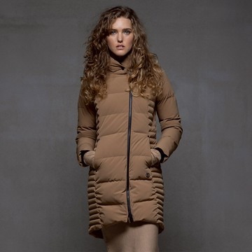 【Alchemy Equipment】女 PRIMALOFT®防潑水保暖羽絨長版修身外套-棕色