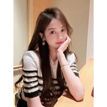 白色條紋短袖正肩t恤女夏季2025新款薄款冰絲針織衫洋氣減齡上衣