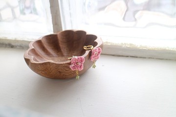 手染鉤織花花－耳環 / 耳夾－少女粉－