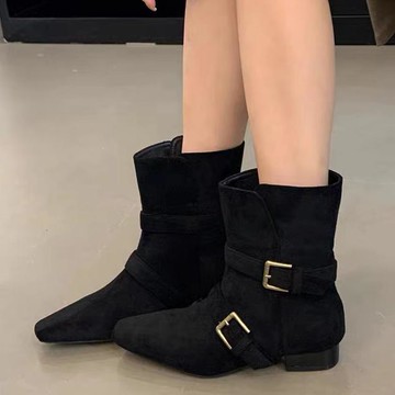 【現貨出清】可兩穿粗跟靴．舒適麂皮雙帶金屬釦微方頭低跟短靴．白鳥麗子