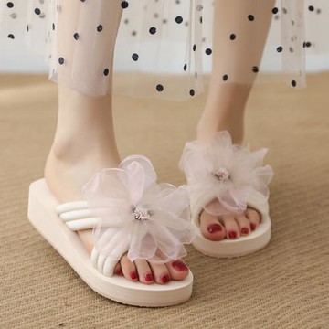 拖鞋女士2024新款時尚外穿坡跟花朵ins潮一字拖可濕水軟底沙灘鞋