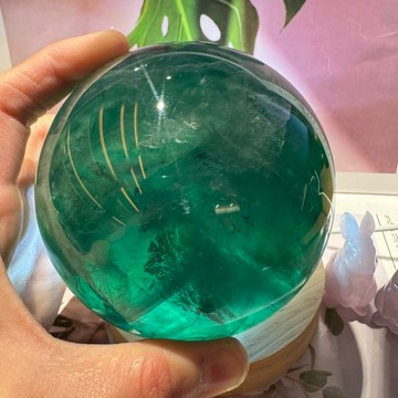 美！千層金字塔山感🏔️頂級綠螢石球 52號1434公克 直徑9.3公分❤️贈球座✅螢石 綠螢石球 瑩石球 綠瑩石 送禮
