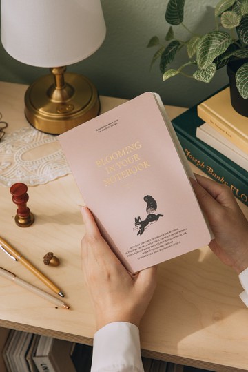 【限時加購111】燙金線裝筆記本(方格內頁)-甜棕松鼠