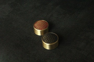 UNIC生命之花燙金紙鎮/ 黃銅鑲嵌皮革紙鎮/ 磁吸收納座