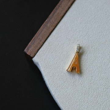 拈翠-天然緬甸翡翠A貨-18K金真鑽冰橘紅字母A鎖骨墜
