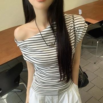 ZUCA”S - 韓版氣質露肩顯瘦條紋短袖上衣  露肩上衣 短版T恤 女裝 斜肩上衣 - T-66