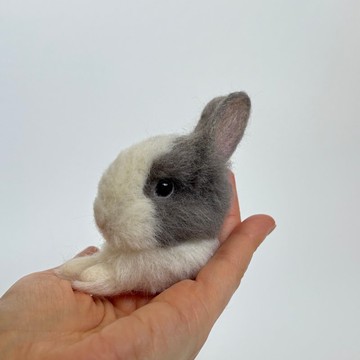 兔子側面胸針 荷蘭侏儒兔 藍色系 Soft Blue Dutch Bunny Brooch