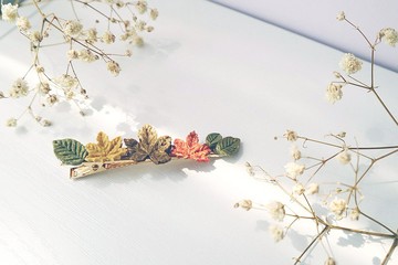 午夜的森林。 飄散之楓葉髮夾