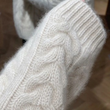 歐貨歐洲站高端品質軟糯休閑針織爆款燕麥色V領羊絨毛衣女冬高級