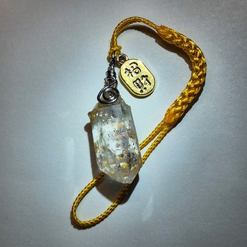 •招財小精靈1• 帶黃金色閃靈水晶 原礦手作繞線吊飾/吊墜/包掛