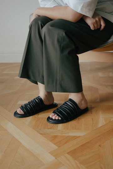 YWC 室內皮革拖鞋 折疊款 黑色