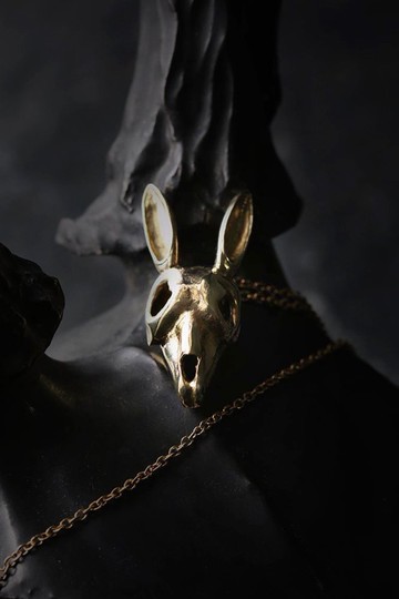 兔頭骨項鍊。