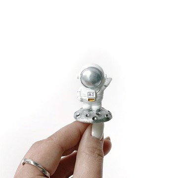 (現貨) 盆栽裝飾 太空人系列-站隕石上的銀太空人說嗨 微景觀擺飾