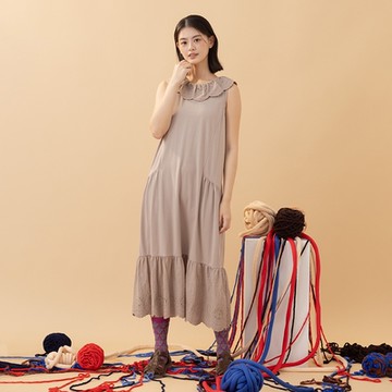 【MOSS CLUB】翻領蕾絲拼接無袖洋裝 黑 白 卡 (魅力商品)