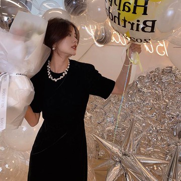 2022年時尚潮絲絨裙別致復古氣質短款連衣裙顯瘦法式泡泡袖小黑裙