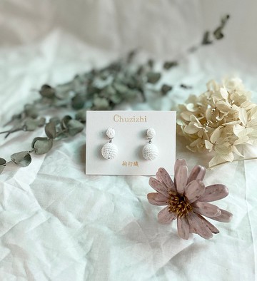 白色系兩種戴法_手作編織球耳環_316L 醫療鋼針 鉤織耳環