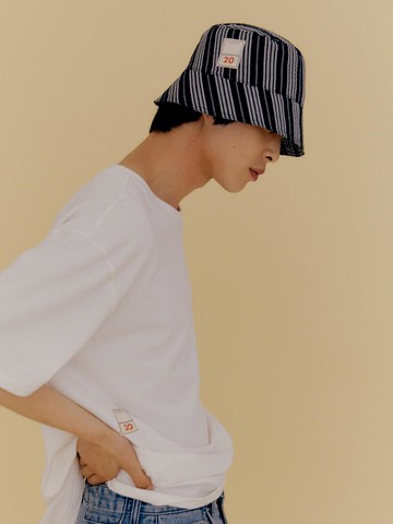 20 Label Seersucker Bucket Hat / Black Stripe