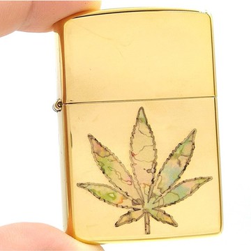 正品附發票 美國ZIPPO打火機 Cannabis系列-大麻葉圖案 (黃銅鏡面拋光-型號49240) ✦球球玉米斗✦