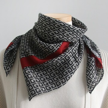 VARVISU 溫比 方形圍巾  紅黑  68 x 70 cm