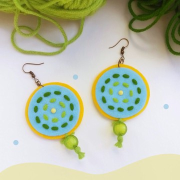 手工製作的自由形狀耳環，用紗線和珠子在 2x3.5 英寸硬氈上刺繡。