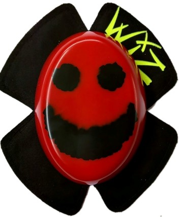 英國WIZ 手工彩繪 笑臉 紅黑 滑塊/彩繪/卡普/磨膝/側掛/花火【訂購品非現貨/下單七至十四個工作天到貨】