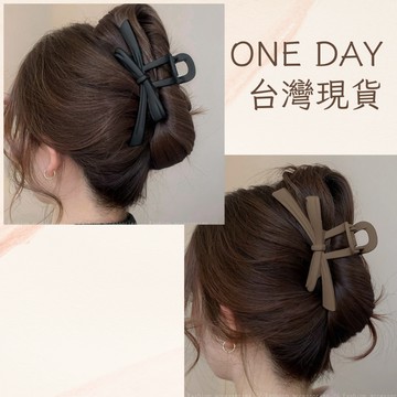 2件40元one day+台灣現貨🎀霧感蝴蝶亞克力抓夾簡約百搭大號樹脂發抓盤發鯊魚夾子後腦勺 髮夾
